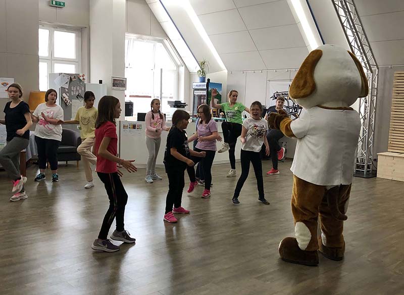 alle Tanzen zusammen die Schatzkiste e.V. beim Tanzworkshop