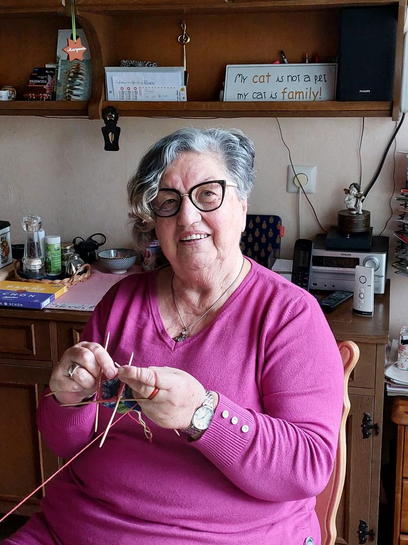 Margret Hurlebaus beim Socken stricken für die Schatzkiste